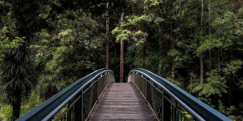 企业礼品定制指南：如何通过纪念品设计传递品牌价值与情感连接