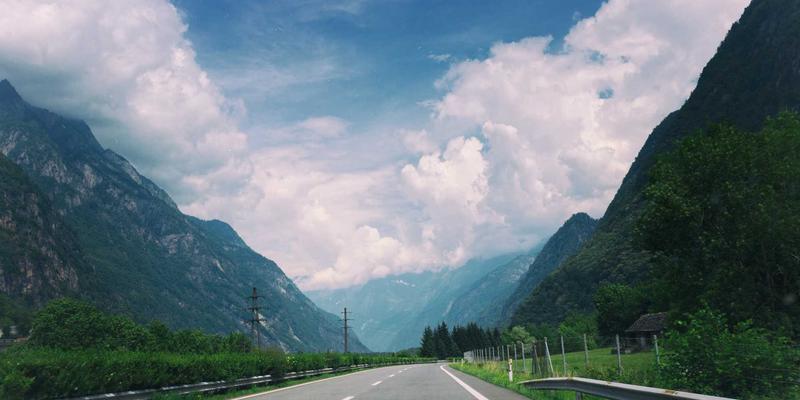 创意设计新维度：将企业年报与个人年度数据转化为艺术化实体纪念品